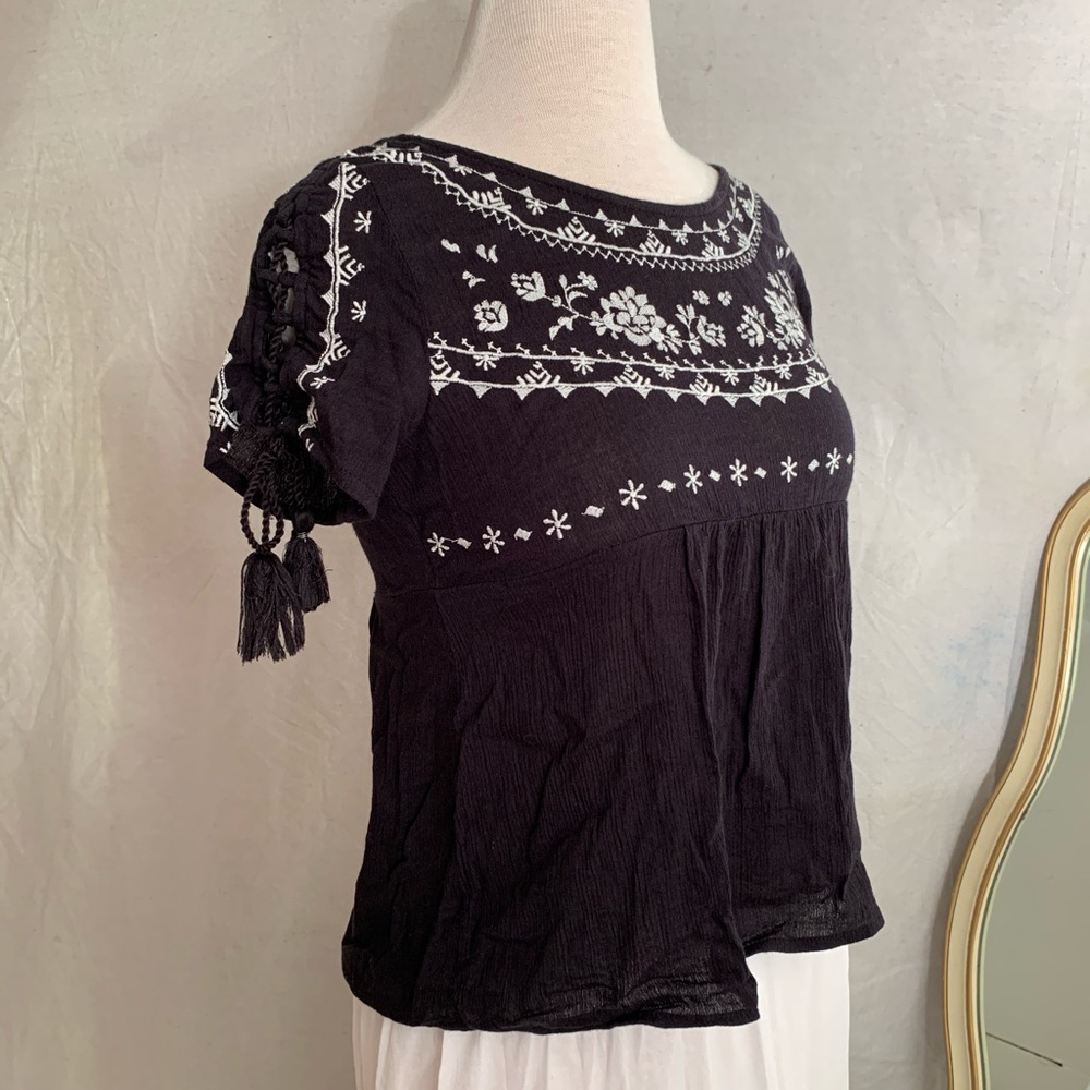 Hollister Embroidered Lace Up Sleeves Tassel Top - Picture 4 of 11